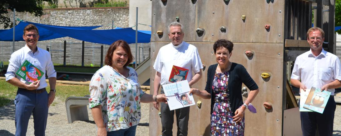Auf dem Bild sind Oberbürgermeister David Wittner, Claudia Angel, Leitung Kindertagesstätte an der Nördlinger Mauer, Dekan Gerhard Wolfermann, MdL Gudrun Brendel-Fischer und MdL Wolfgang Fackler zu sehen