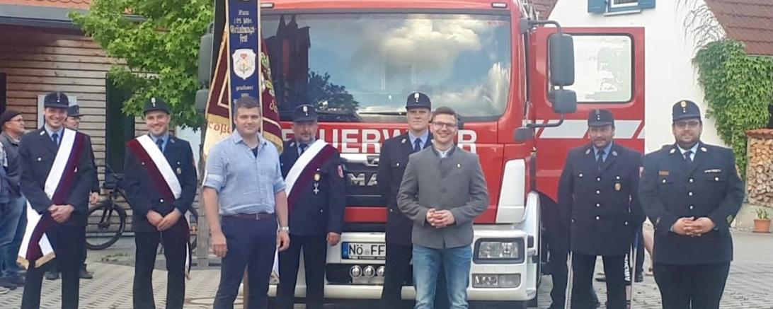 Ein neues Mittleres Löschfahrzeug für die Feuerwehr Grosselfingen. Von links: Bernhard Thum, Sebastian Hager, Ortssprecher Jürgen Sieber, stellv. Kommandant Günter Schnell, Kommandant Michael Hager, Oberbürgermeister David Wittner, Vorsitzender Freiwillige Feuerwehr Grosselfingen Jörg Steinmaier und Stadtbrandinspektor Marco Kurz. 