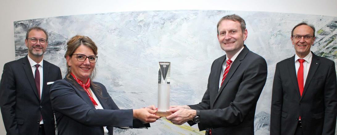 von links Vorstandsmitglied Michael Scholz, Bereichsdirektorin Firmenkunden, Susan Müller-Meerkatz, Gebietsdirektor Immobilienfinanzierung, Lothar Lechner und Vorstandsvorsitzender Johann Natzer.