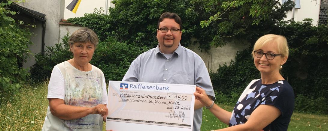 Von links nach rechts: Anni Haberl, Pfarrer Jörg Biercher, Hedwig Rehm (Pfarrgemeinderätin und Organisatorin)