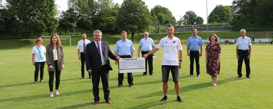 Unser Bild zeigt von links die Vertreter der Vereine: Helene Miller (Gesangsverein Frohsinn), Anna Bosch (Haisle Niederhofen), Josef Müller (Gesangsverein Frohsinn), Alexander Kotz (RVB Ries), Thomas Dietrich (FFW Niederhofen), Wolfgang Heller (FFW Erlbach), Steffen Thorwarth (Sportverein), Michael Stark (FFW Erlbach), Sabine Dietrich (Obst- und Gartenbauverein), Horst Schübel (Soldaten- und Veteranenverein). 
