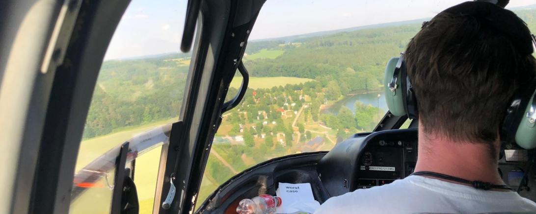 Das Bild zeigt die Aussicht aus dem Hubschrauber.