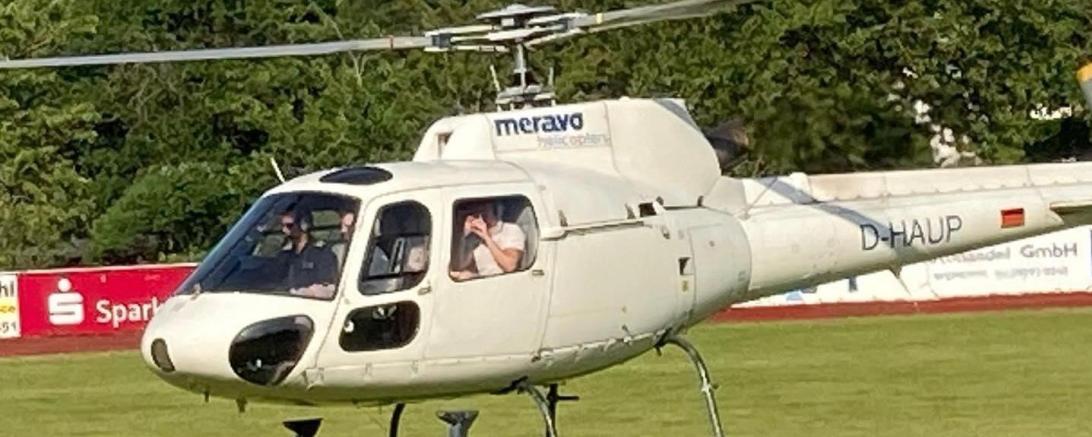 Das Bild zeigt einen landenden Helikopter.