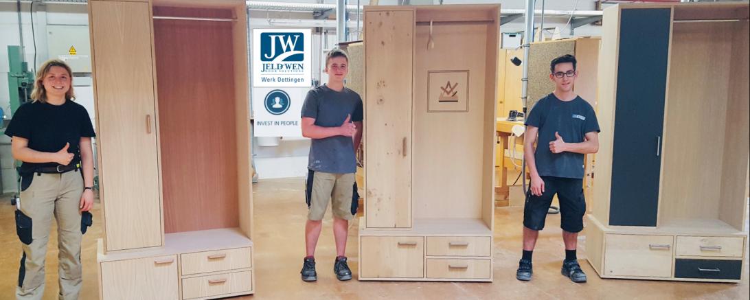 Von Links: Judika Walter beginnt in der Kantenbearbeitung, Benedikt Altenburger und Elias Offinger beginnen in der Endfertigung.