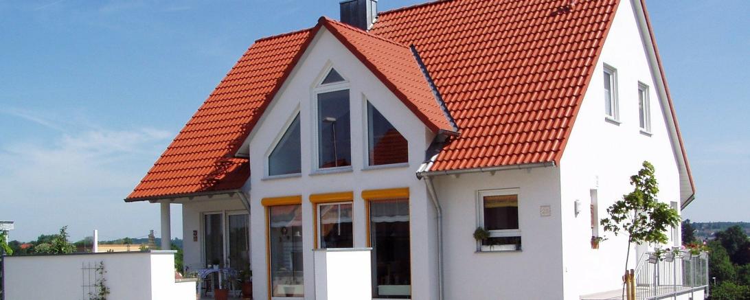 Das Bild zeigt ein typisches Einfamilienhaus