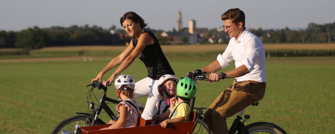 Oberbürgermeister David Wittner ruft zur Be-teiligung am Stadtradeln ab 4. Juli auf – er und seine Familie beteiligen sich an der 3-wöchigen Aktion.