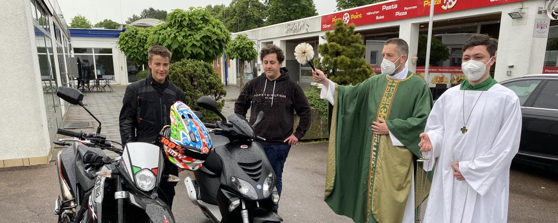 Auf dem Foto segnet Pfarrer Benjamin Beck die Maschinen von Florian und Christian - mit dabei auch Oberministrant Timo.