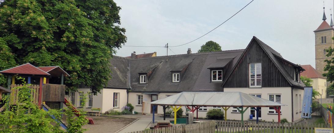 Der Kindergarten von Auhausen, im Schatten der ehemaligen Klosterkirche.