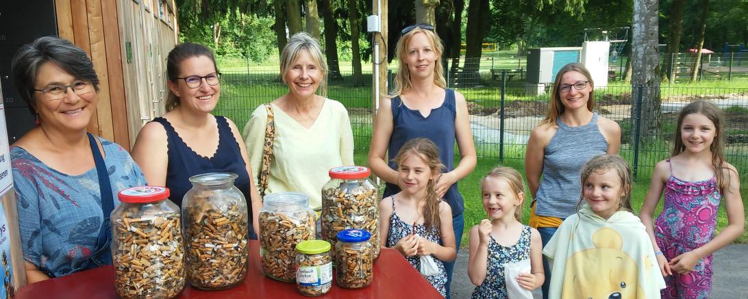 Sonntagabend vor der Freibadkasse: Die Kippen wurden gewogen und das Ergebnis berechnet