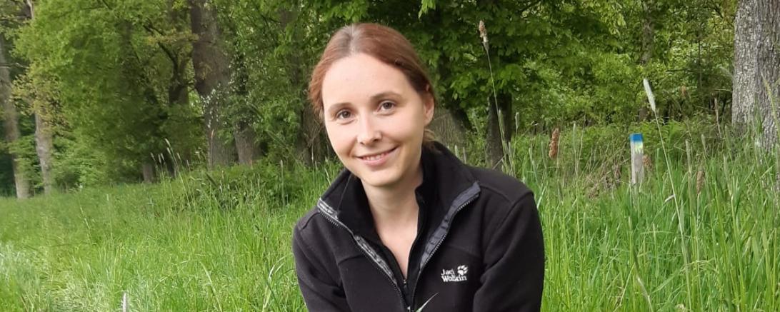 Das Bild zeigt Carolin König mit einem Rehkitz