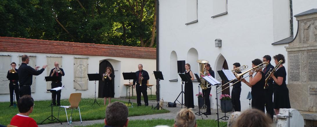 Das Ensemble von Gloria Brass unter der Leitung von Kirchenmusikdirektor Dieter Wendel vor der Löpsinger St. Michaelskirche