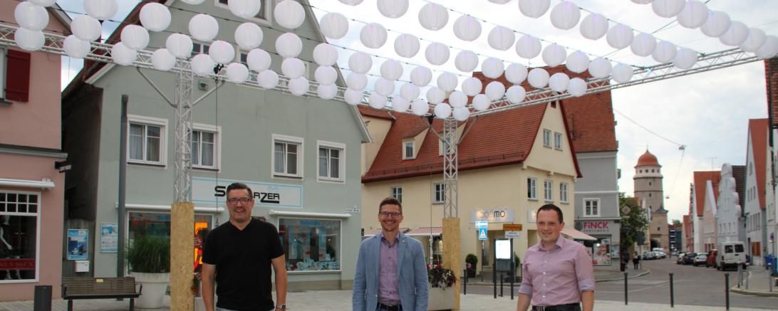 Karl Olbrich, David Wittner und Daniel Wizinger unter Lampions