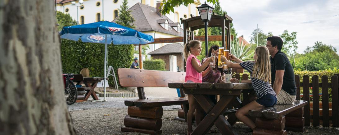 Endlich wieder Außengastronomie! Von bayerischen Schmankerl über internationale Küche bis hin zu Torten und Kuchen ist in Wemding vieles geboten. 