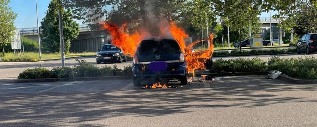 Foto vom Brand auf dem Netto-Parkplatz. 