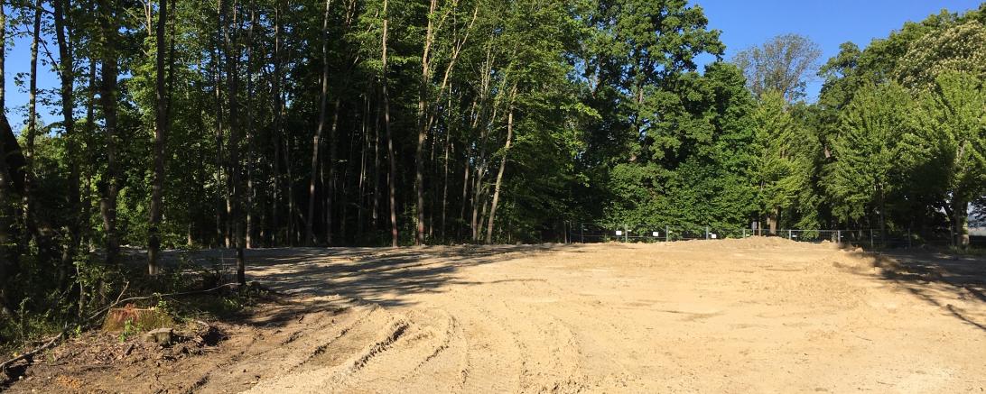 Nach den in der Tiefe erfolgten Gründungsarbeiten ist das Baufeld bereit für die Hochbauarbeiten.