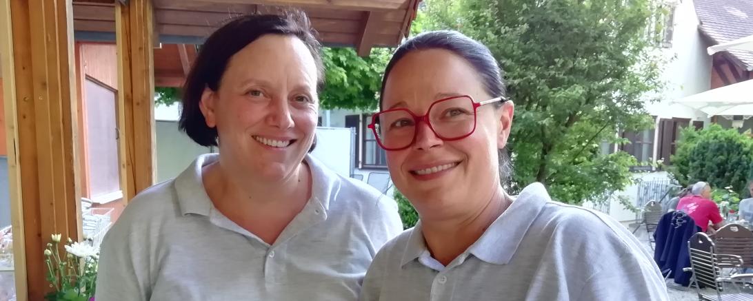 Alexandra Bonrath und Patricia Bonrath-Landgraf mit Tablett mit fünf halben Bier