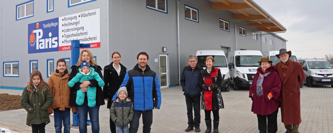 Über den neuen Standort freuen sich die Kinder Sofia und Denny, Ehefrau Susanne Fuchs mit Moritz, Schwester Judith Lichner-Fuchs, Firmeninhaber Manuel Fuchs mit Sohn Patrick sowie die Eltern Günther und Beatrix Fuchs (geb. Paris) und die Großeltern Notburga und Norbert Paris.