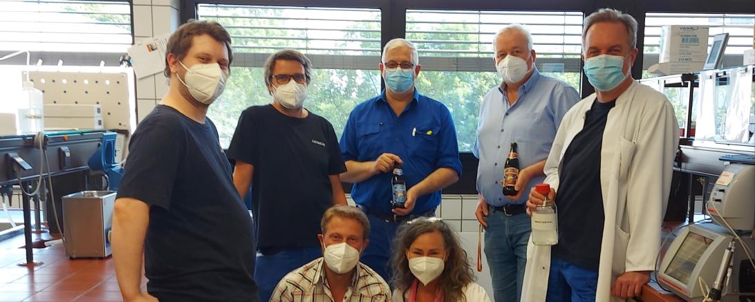 Stellvertretend für alle fortlaufend am Erfolg beteiligten Mitarbeiterinnen und Mitarbeiter der OeTTINGER Brauerei: das Team der Qualitätssicherung in Mönchengladbach.