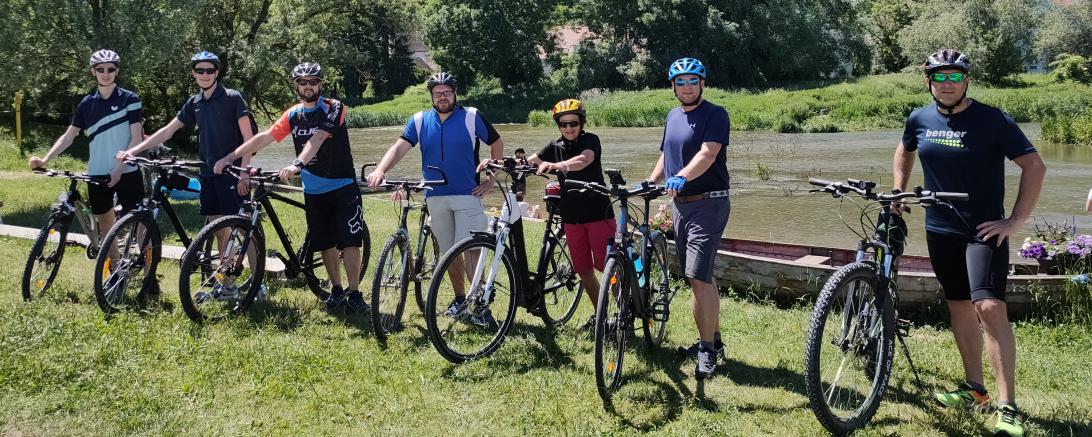 Auf dem Bild zu sehen sind Manuel und Marco Pulci, Tobias Eska, Wolfgang Stolz, Elisabeth Trüdinger, Wolfgang Fackler und Bernd Spielberger. 