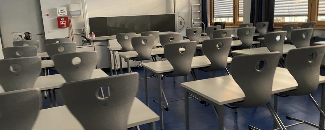 Das Bild zeigt ein Klassenzimmer von innen.