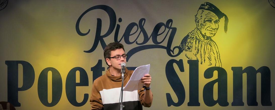 Schnappschuss während eines Rieser Poetry Slams. Licht aus, Spot an – und zwei volle Stunden beste Unterhaltung.