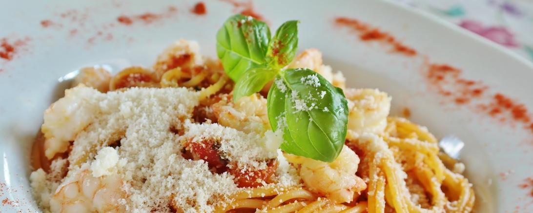 Teller Spaghetti mit Garnelen, Basilikum und Parmesan