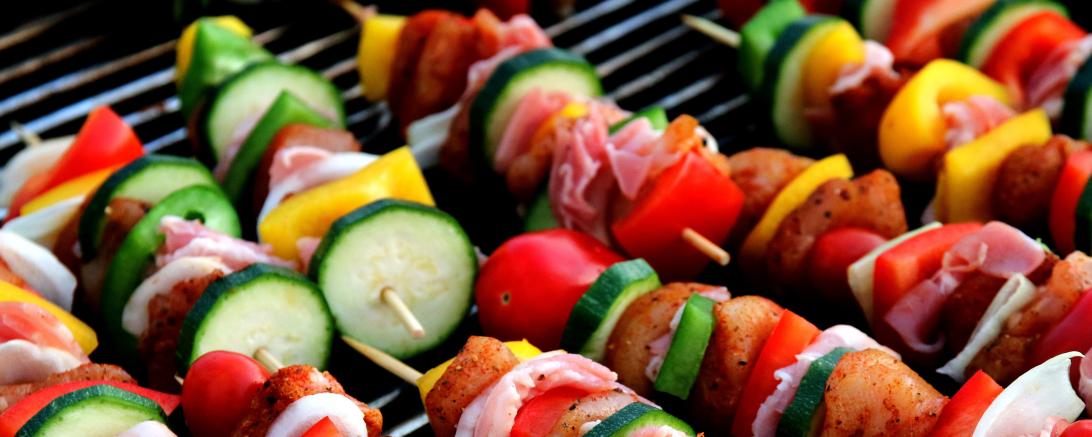 Rohe Grillspieße auf einem Grillrost