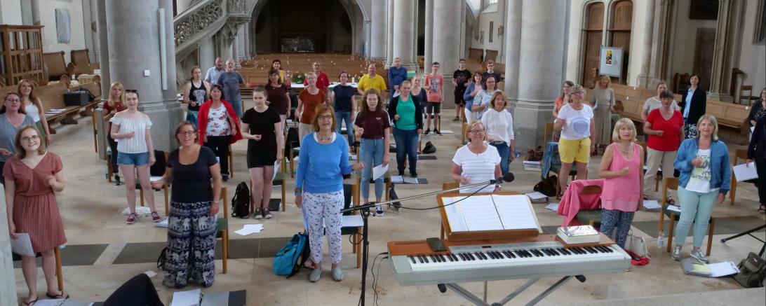 Es ist eine Herausforderung, aber man gewöhnt sich daran und lernt dabei: Proben mit Abstand - seitlich 1,5 m und nach vorne/hinten 2 Meter – im halligen Raum der Nördlinger St. Georgskirche. 