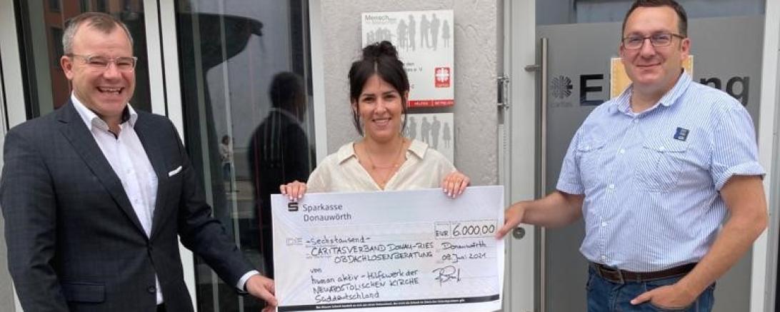 Das Bild zeigt v.l.n.r.: Rainer Stumpf, Bezirksvorsteher der Neuapostolischen Kirche, Kirchenbezirk Nördlingen; Nicole Dauser, Sozialpädagogin; Branko Schäpers, Geschäftsführer Caritasverband.