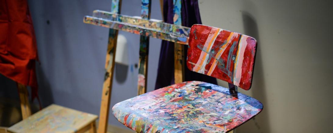 Das Bild zeigt einen bemalten Holzstuhl. 