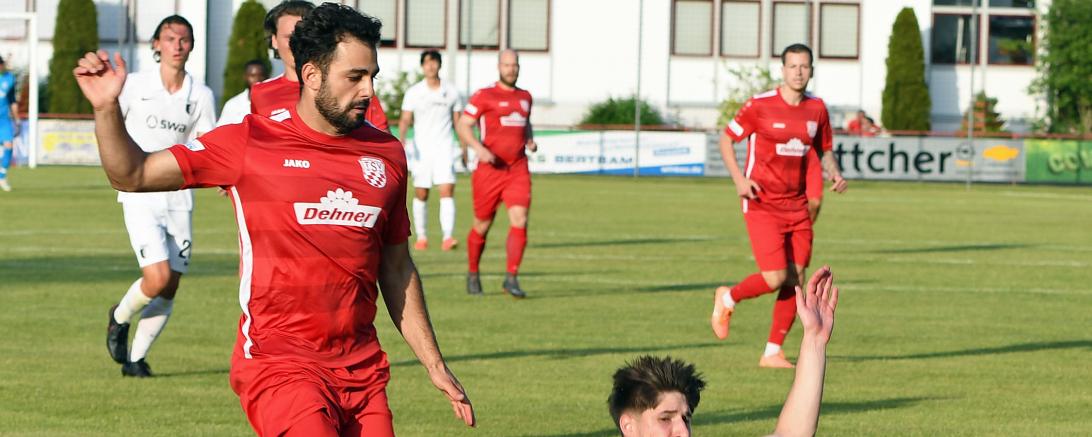 Durch den Treffer von Abdel Abou Khalil (links) siegte der TSV Rain gegen den FCA II. 