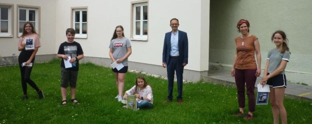 Angelina Strobel (3. Platz lila Blüte), Emilian Herfort (2. Platz Herzluftballon), Anne Malek (1. Platz Wasser mit Wurzel), Mia Handschiegl-Röthig (Tagessiegerin Motto Spiegel) sowie Antonia Lehner (Tagessiegerin Motto Schwarz-weiß). Nicht auf dem Bild ist Milena Maurer (Tagessiegerin Motto Schwarz-weiß).