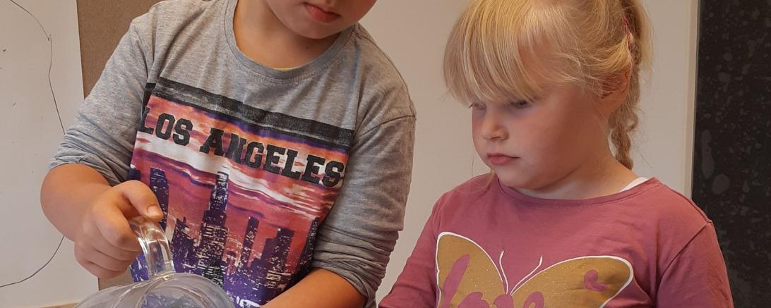 Bei einer Schüttübung arbeiten die Kinder zusammen und achten aufeinander.