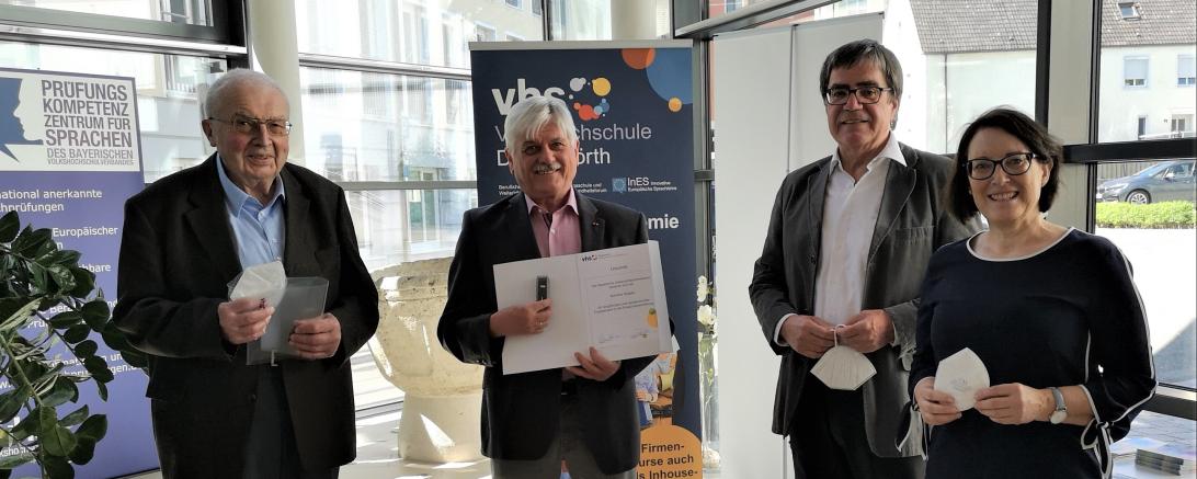 Auszeichnung der Volkshochschule überreicht (von rechts): Gudrun Reißer, Paul Soldner, Manfred Wegele und Franz Eberle, Leiter der Vhs-Außenstelle Tapfheim. 