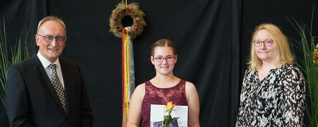 Mann im Anzug, Mädchen mit Blume und Urkunde, Frau im Kleid