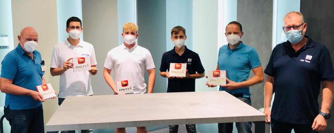 Auf unserem Bild von links aus dem Praxisteam: Dr. Roland Cantzler, Patrick Huber und Patrik Jahnke, sowie von JELD-WEN: Max Schwab, Christian Hammling und Wolfgang Oswald.