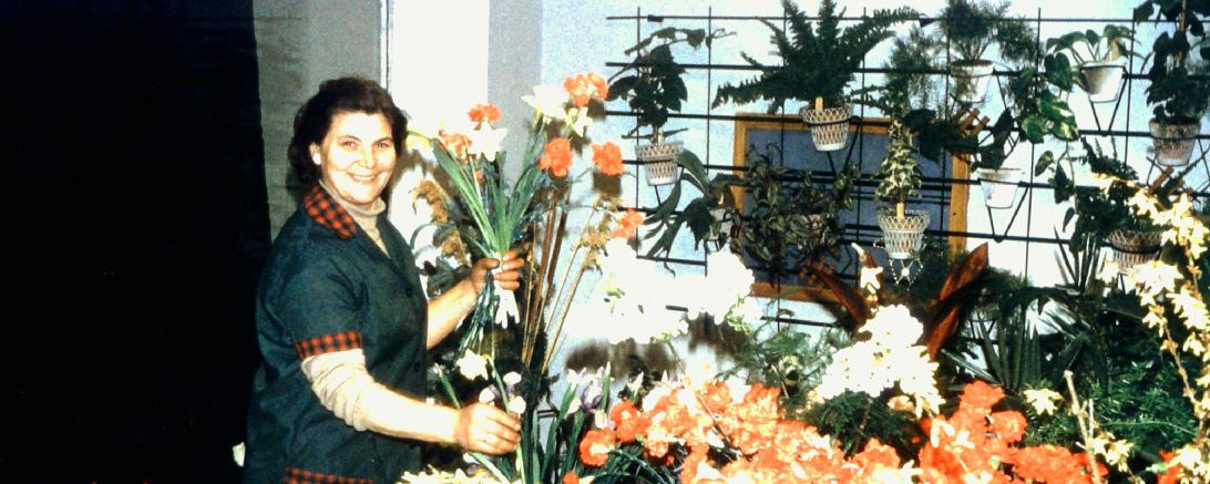 Theresa Unger, Mutter von Wilhelm Unger, in ihrem Laden. 