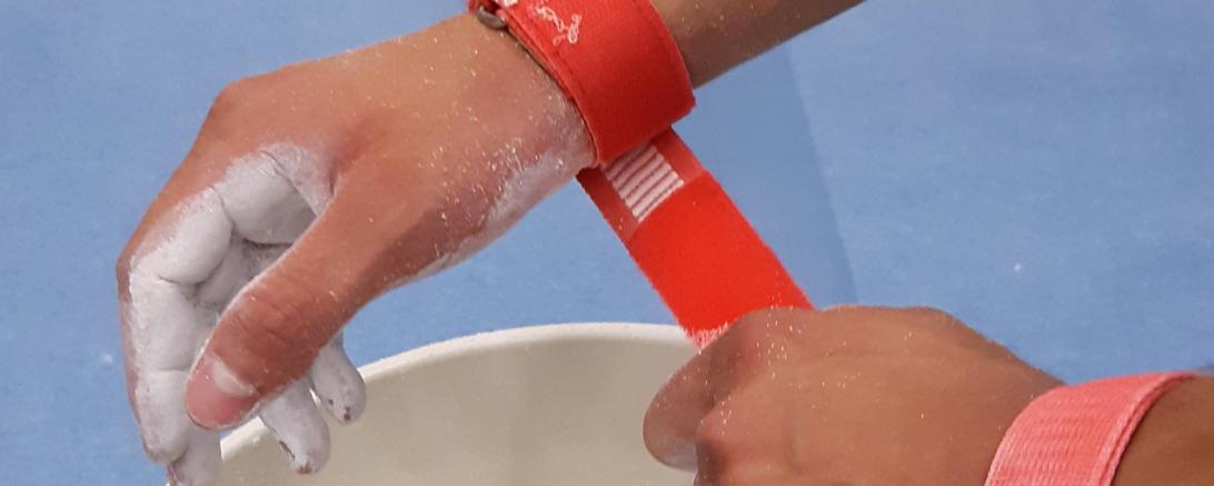 Das Bild zeigt die Magnesiahände eines Turners. 