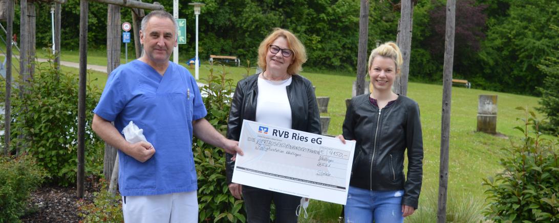 Das Bild zeigt: Dr. Thomas Handschuh, Monika Stelzle und Caroline Stelzle.