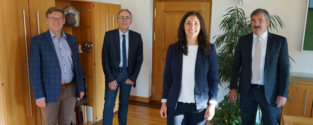 Von links: Verwaltungsratsvorsitzender, Landrat Stefan Rößle, der scheidende gKU-Vorstand Dr. Roland Buchheit, Neu-Vorstandsmitglied Kathrin Woratsch und gKU-Vorstandschef Jürgen Busse. 