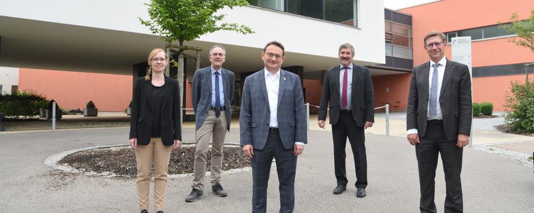 Über den hohen Zuschuss zum Ausbau der Geburtshilfe im Stiftungskrankenhaus Nördlingen freuen sich (von links): Verwaltungsleiterin Sandra Frey, gKU-Vorstand Dr. Roland Buchheit, der Bundestagsabgeordnete Ulrich Lange, gKU-Vorstandschef Jürgen Busse sowie Landrat und Verwaltungsratsvorsitzender Stefan Rößle. 