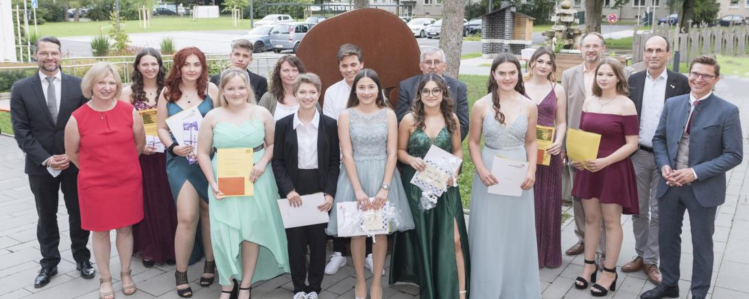 Schülerinnen und Schüler mit Lehrkräften