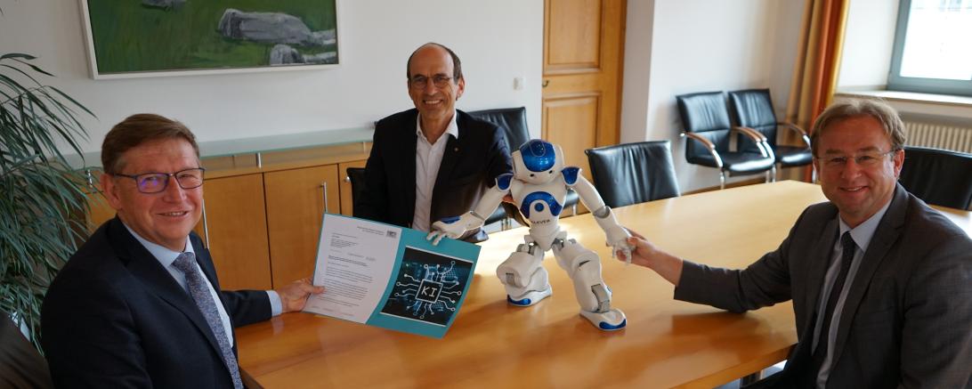 Von links: Landrat Stefan Rößle, Schulleiter Raimond Eberle, MdL Wolfgang Fackler.