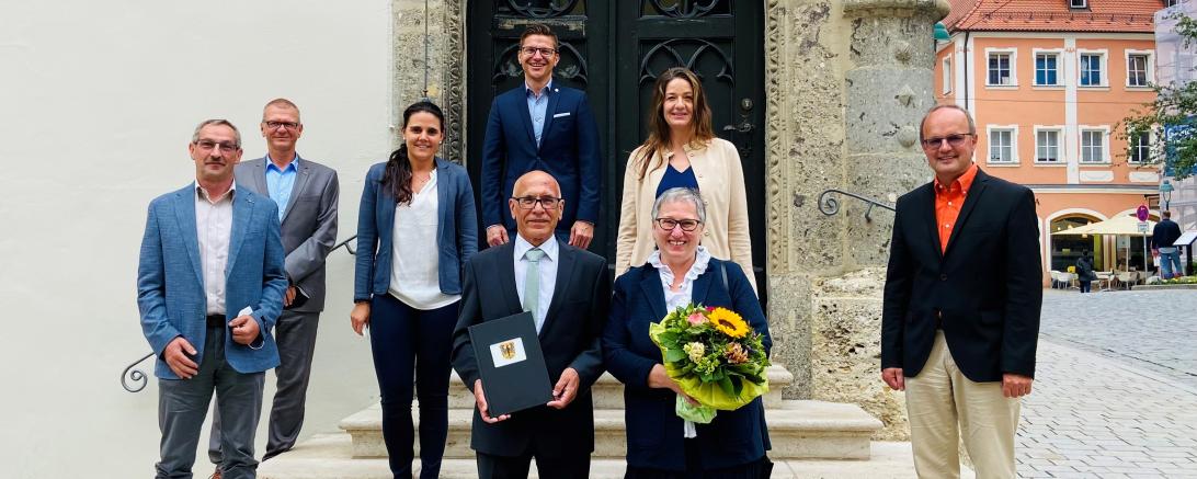 Das Bild zeigt Karl-Heinz und Marianne Bschorer; hinten v.l.: Martin Bickelein (Technischer Werkleiter Stadtwerke) Karl Stempfle (Leiter Sachgebiet Liegenschaften, Schulen, Sport), Michaela Kleebauer (Leiterin Sachgebiet Personalwesen), Oberbürgermeister David Wittner, Martina Schwarzer (Kaufmännische Werkleiterin Stadtwerke), Bernhard Kugler (Werkleiter Stadtwerke)