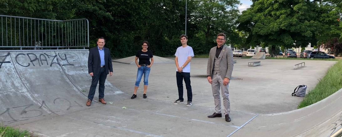 Von links: Daniel Wizinger (Leiter Sachgebiet Tourist-Information), Susanne Vierkorn (Geschäftsstellenleiterin des Stadtmarketingvereins), Sebastian Lesnov, Oberbürgermeister David Wittner. 