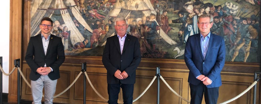 Oberbürgermeister David Wittner und Hauptamtsleiter Peter Schiele gratulieren Franz Kugler zum Verdienstkreuz 1. Klasse des Verdienstordens der Bundesrepublik Deutschland. 