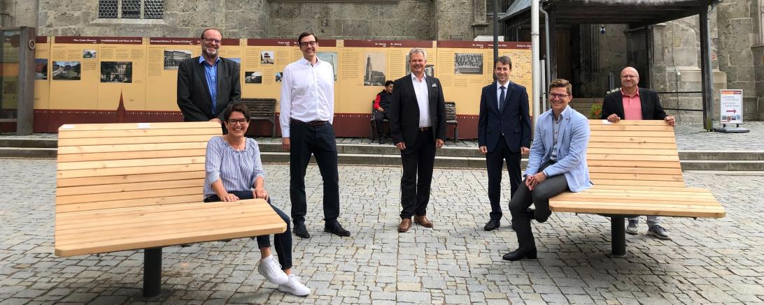 Wellenförmige Holzliegen laden dank Sponsoren in der Nördlinger Innenstadt zum Entspannen ein. Vorne von links: Susanne Vierkorn (Vorsitzende Verschönerungsverein Nördlingen e.V.) und Oberbürgermeister David Wittner. Hinten von links: Stefan Heilbronner und Christian Düll (beide Rotary Club Nördlingen), Sandro Weber (Sparkasse Dillingen-Nördlingen), Michael Sandmaier (Raiffeisen-Volksbank Ries eG) und Uwe Dunzinger (D&H Reinigungsservice). 