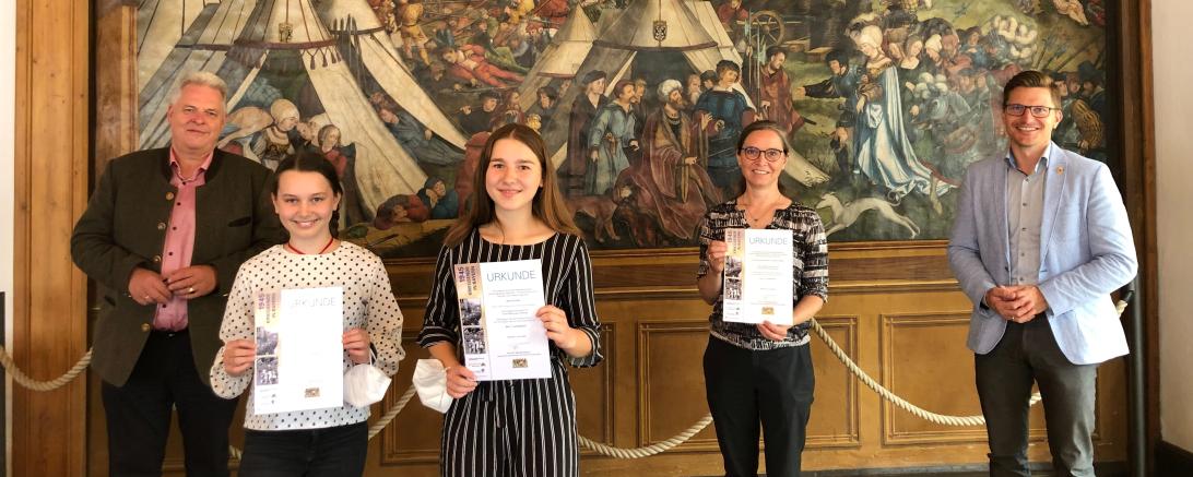 v.l.: Robert Böse (Oberstudiendirektor), Franziska Eßmann und Anna Fischer (beide Schülerinnen THG), Andrea Kugler (Leiterin Stadtmuseum Nördlingen), Oberbürgermeister David Wittner