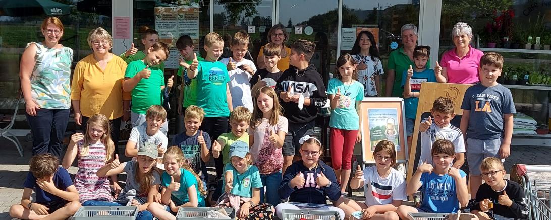 Die 4. Klasse der Grundschule Oberndorf bei ihrem Besuch im Dorfladen. 