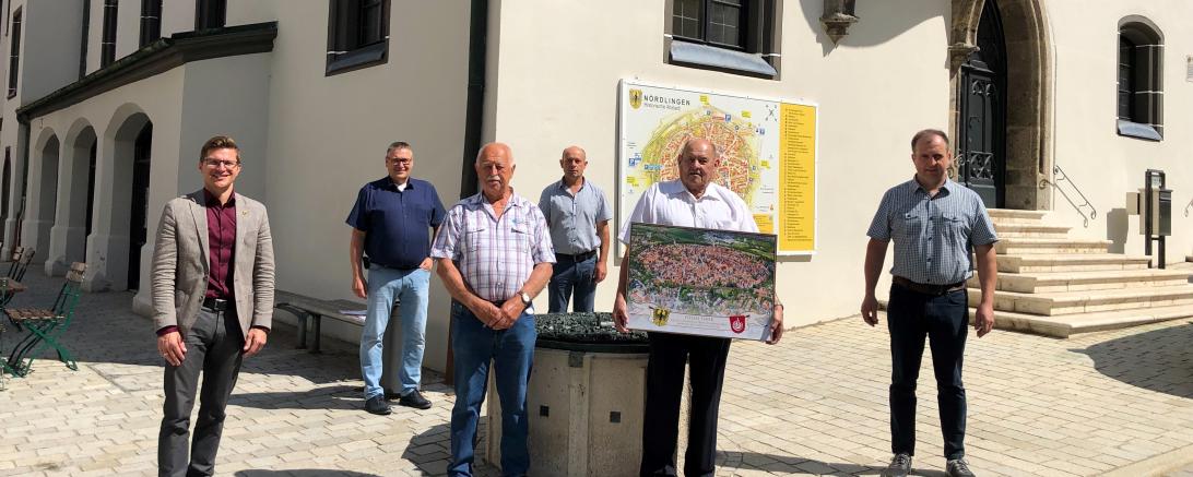 Unser Bild zeigt von links nach rechts Oberbürgermeister David Wittner, Jürgen Landgraf (Sachgebietsleiter Ordnungswesen), Josef Braun (Feldgeschworener), Josef Sienz (Obmann der Feldgeschworenen), Leonhard Lechner (ehe-maliger Feldgeschworener) und Marcus Sienz (Ortssprecher Kleinerdlingen).